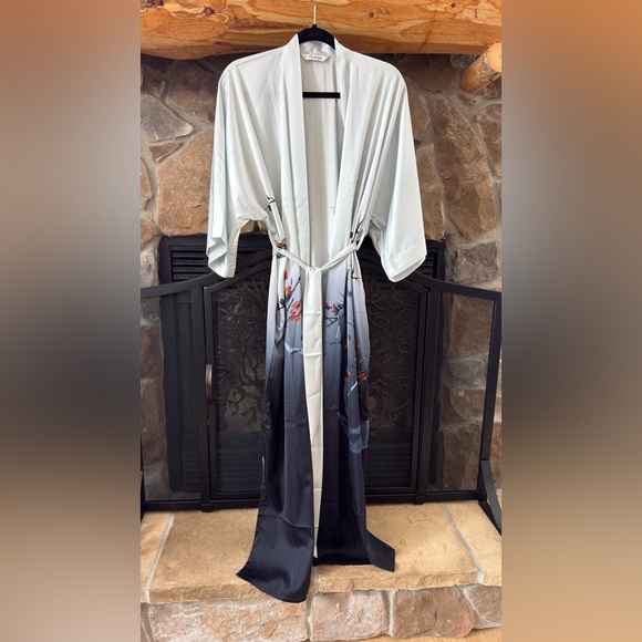Elegant Women's Satin Kimono Robe - White and Black - Picture 8 of 9